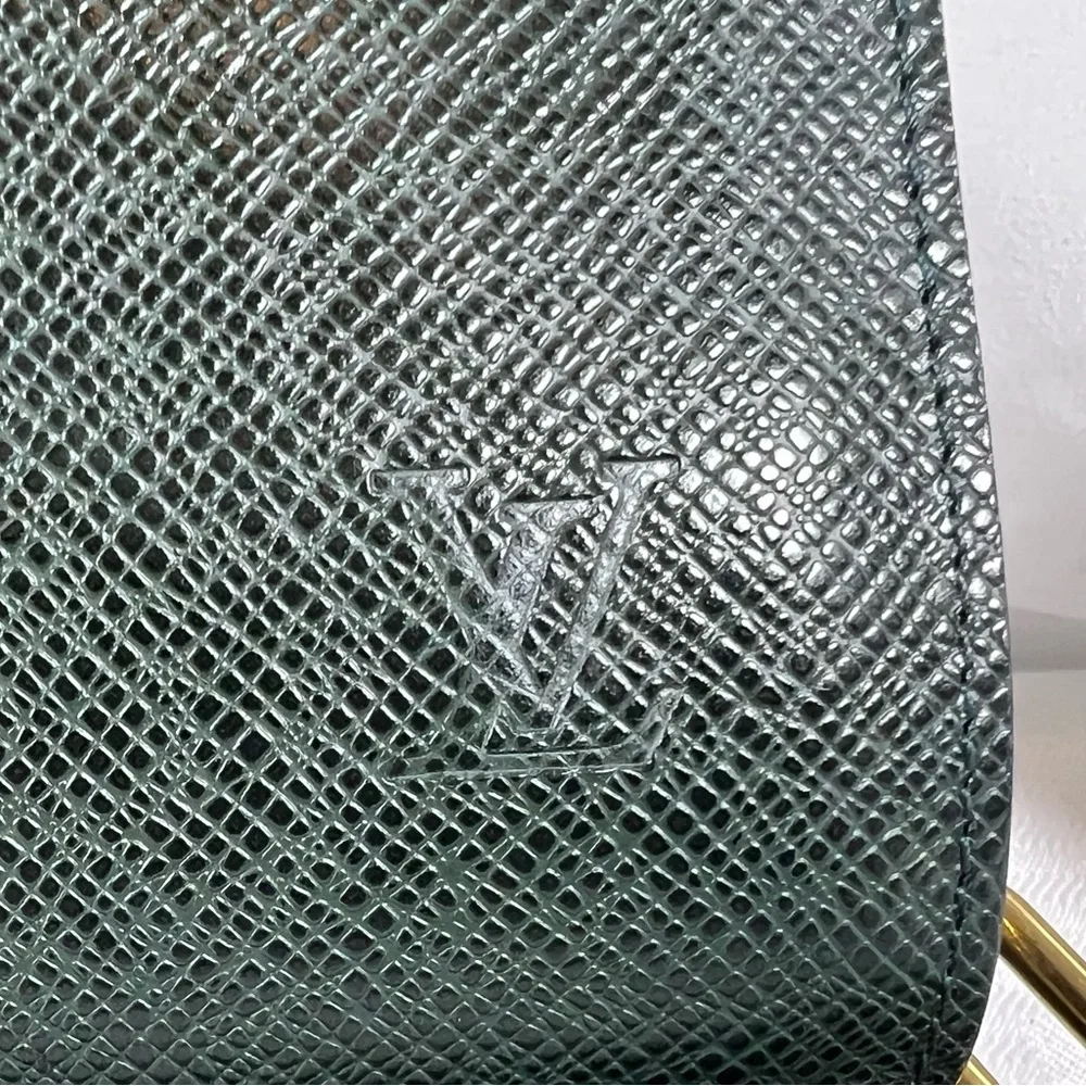 7006: Louis Vuitton Taiga Leather Wristlet & Checkbook Cover Set Green